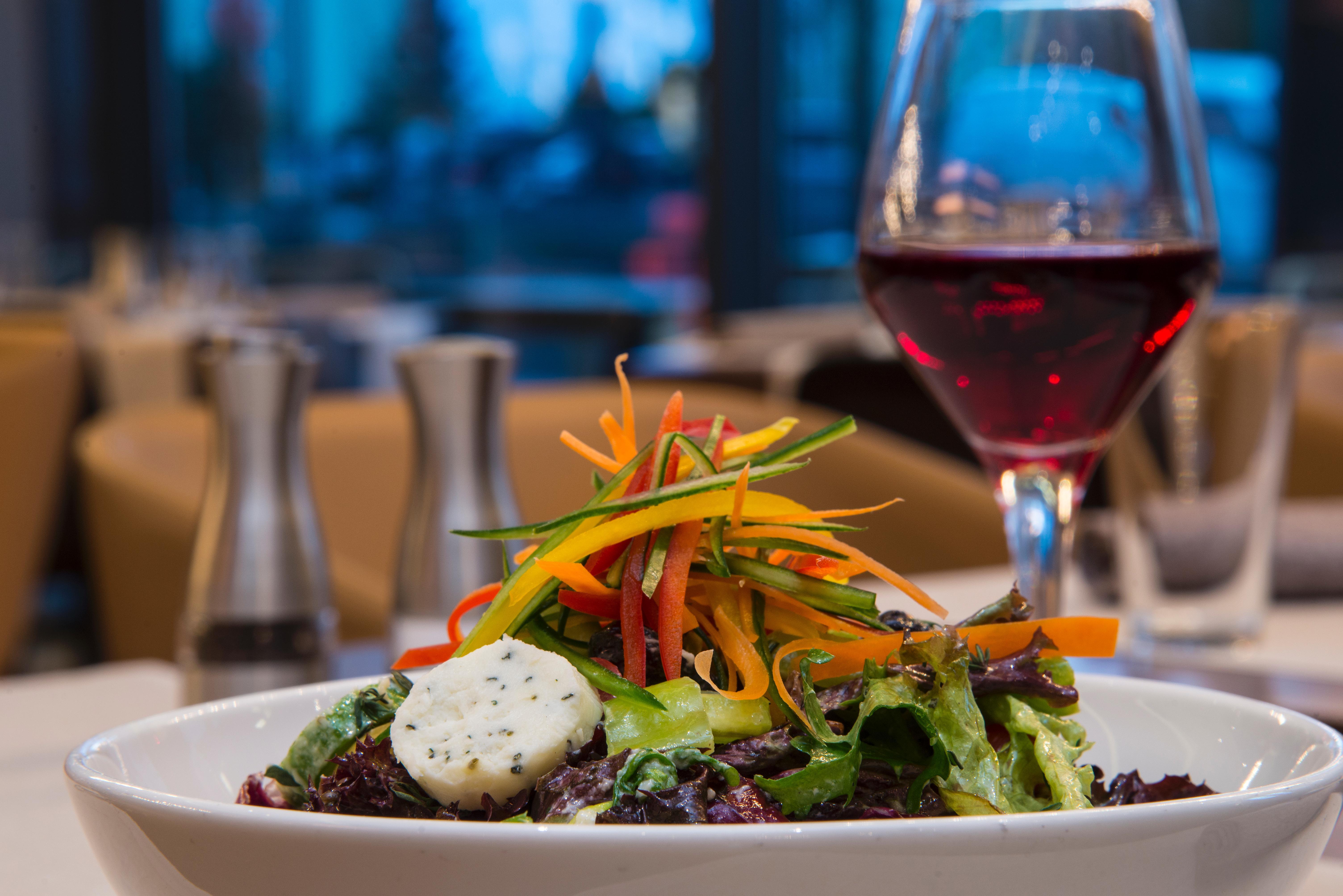 Radisson Blu Hotel Istanbul Asia Kültér fotó A salad and a glass of wine