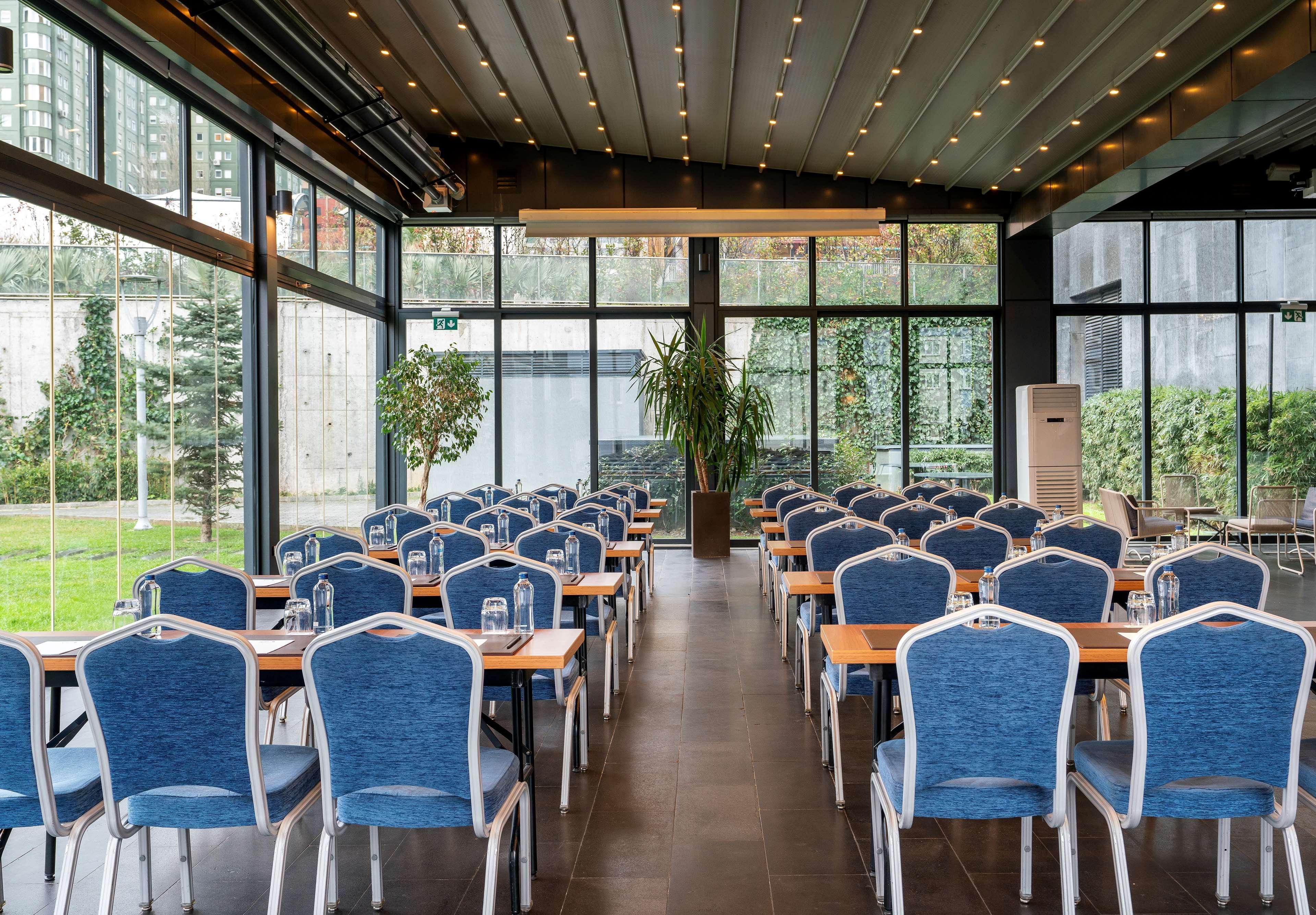 Radisson Blu Hotel Istanbul Asia Kültér fotó The interior of the restaurant