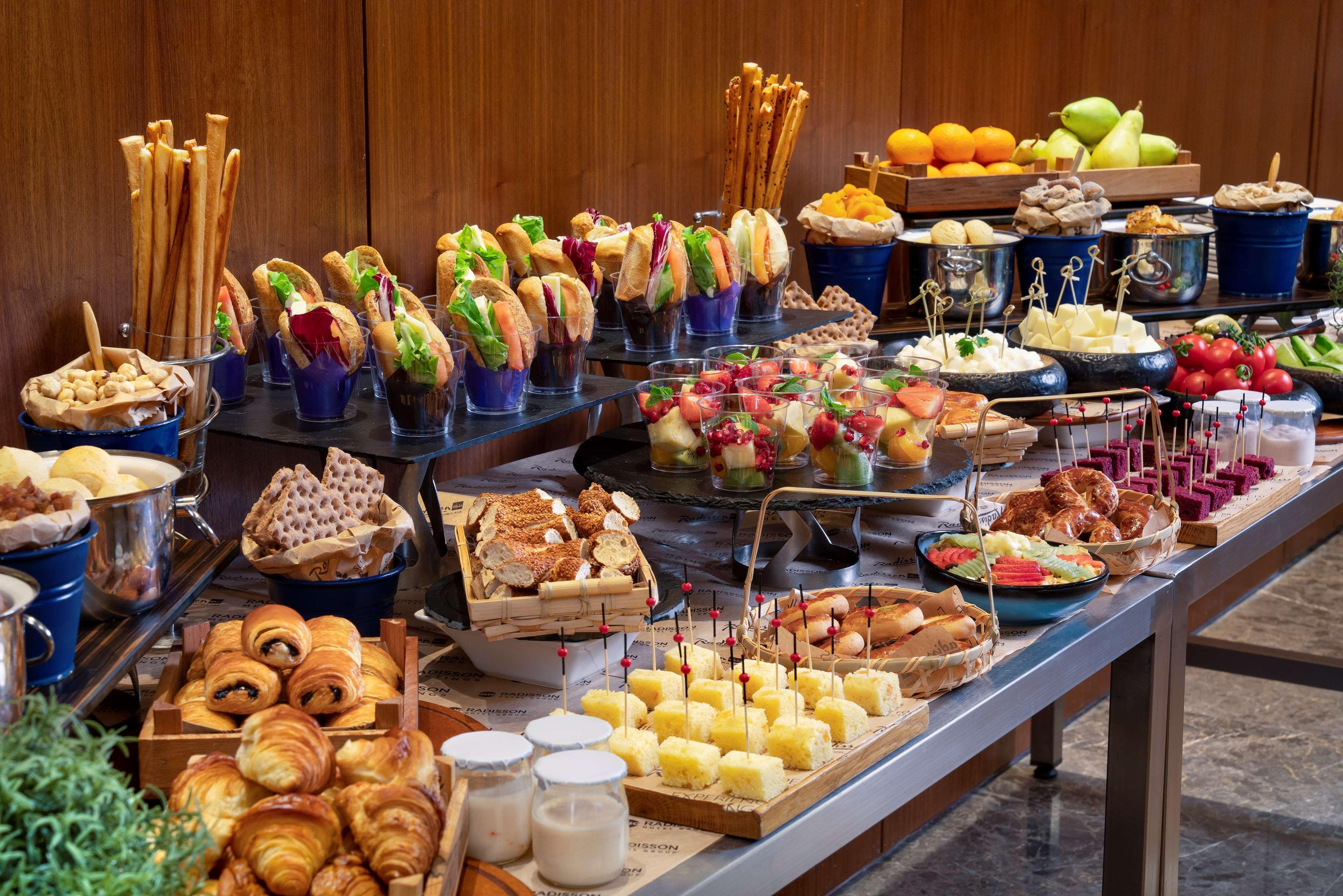 Radisson Blu Hotel Istanbul Asia Kültér fotó A buffet at a hotel