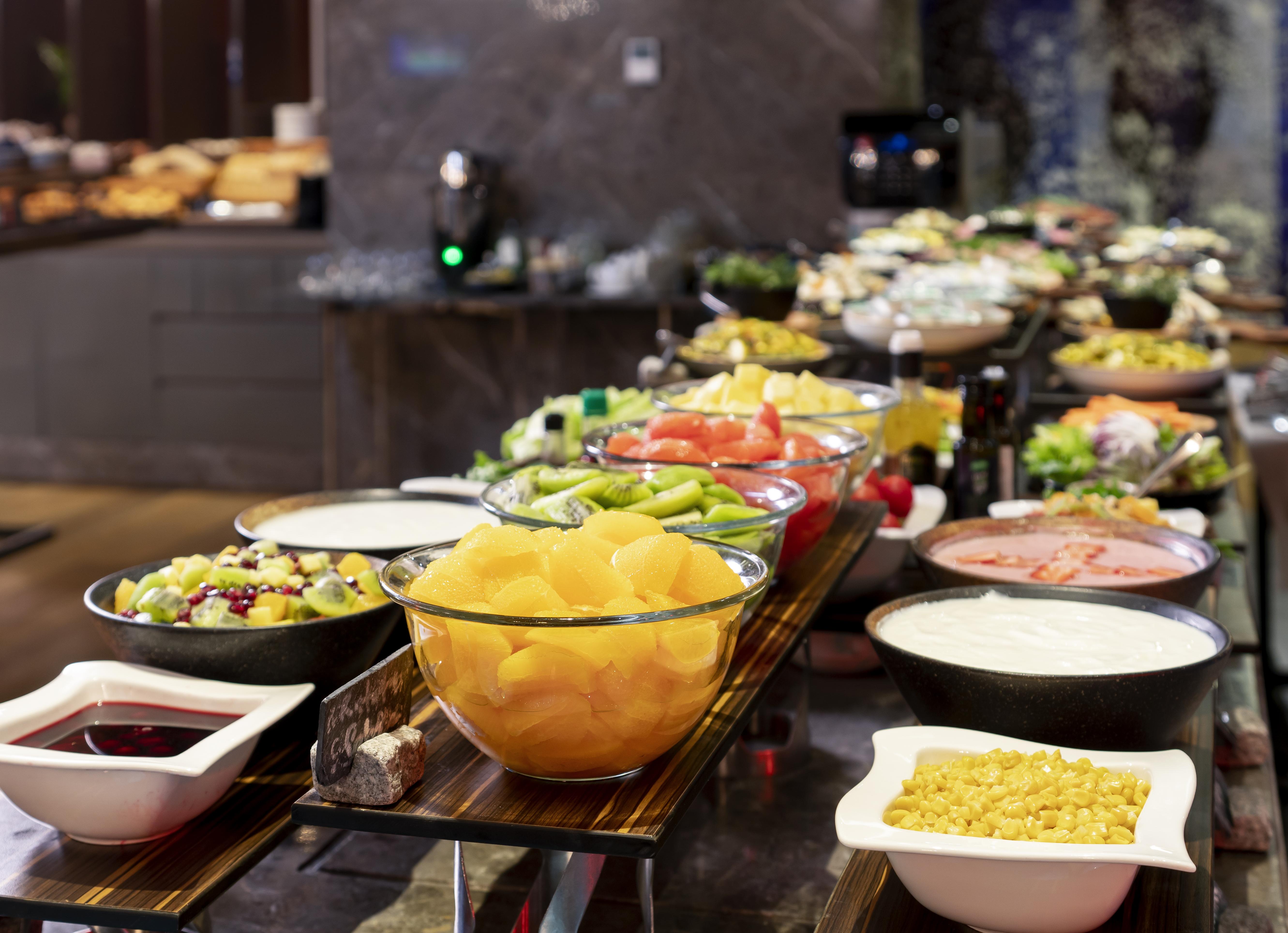 Radisson Blu Hotel Istanbul Asia Kültér fotó A salad bar