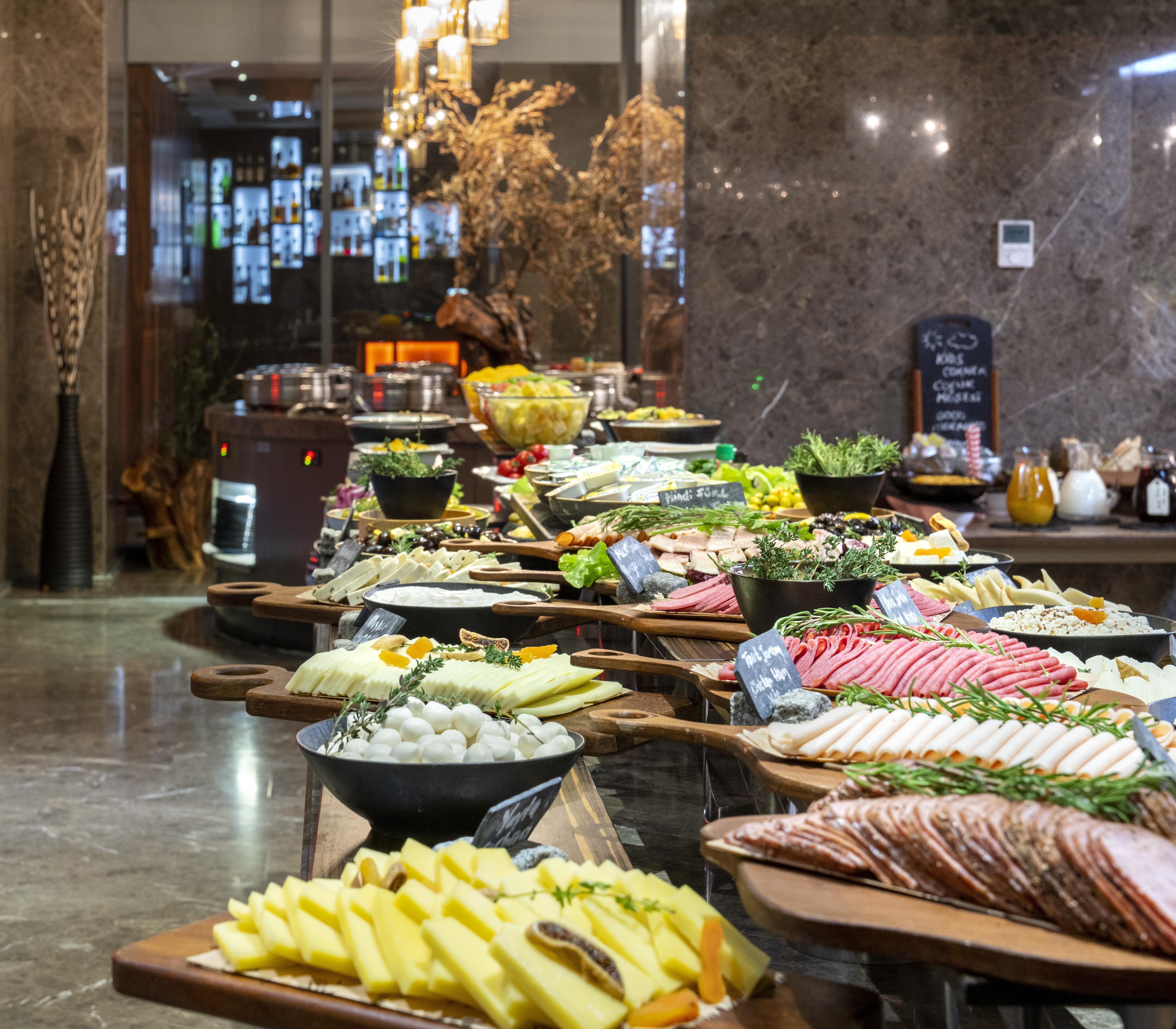 Radisson Blu Hotel Istanbul Asia Kültér fotó A buffet at a hotel