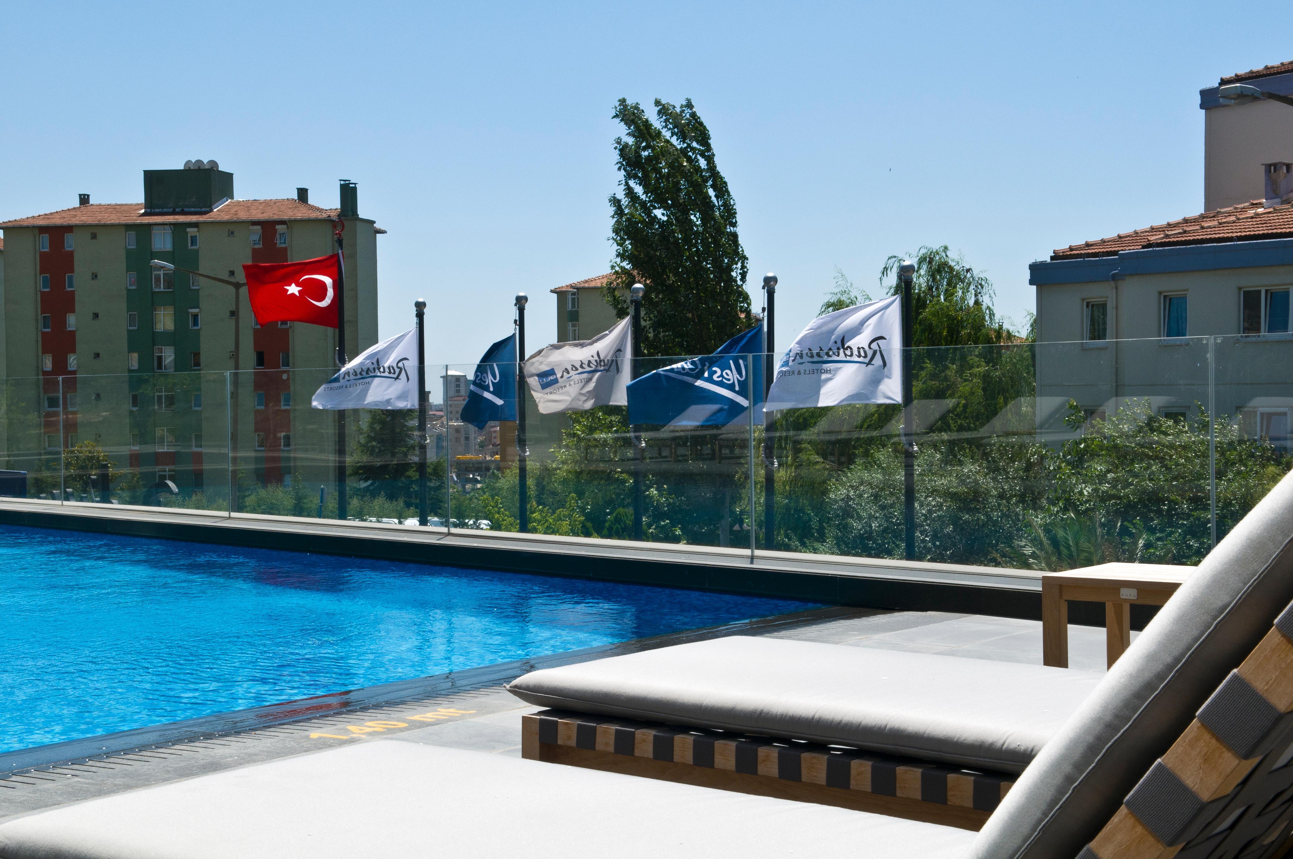 Radisson Blu Hotel Istanbul Asia Kültér fotó A pool in Turkey
