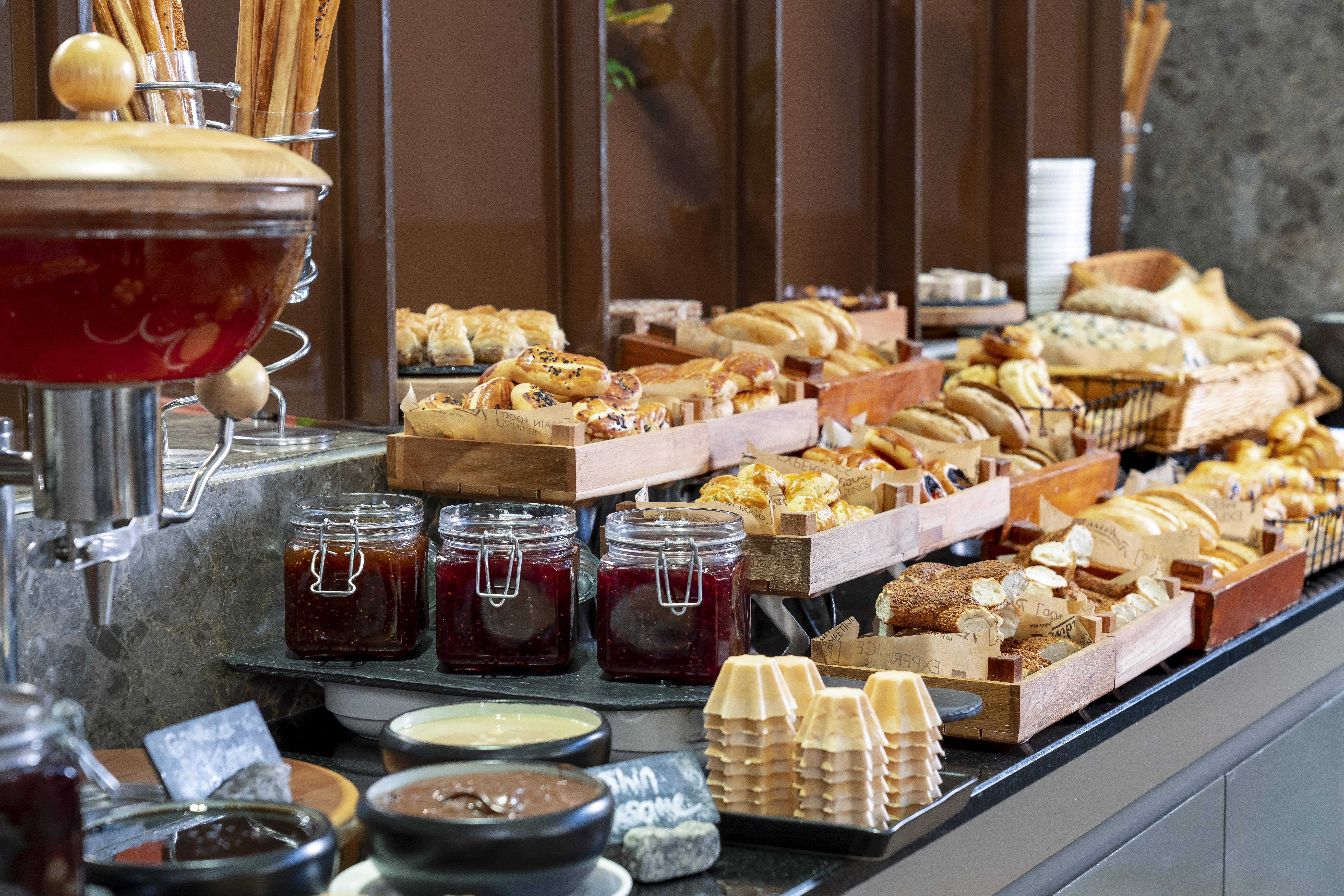 Radisson Blu Hotel Istanbul Asia Kültér fotó A breakfast buffet