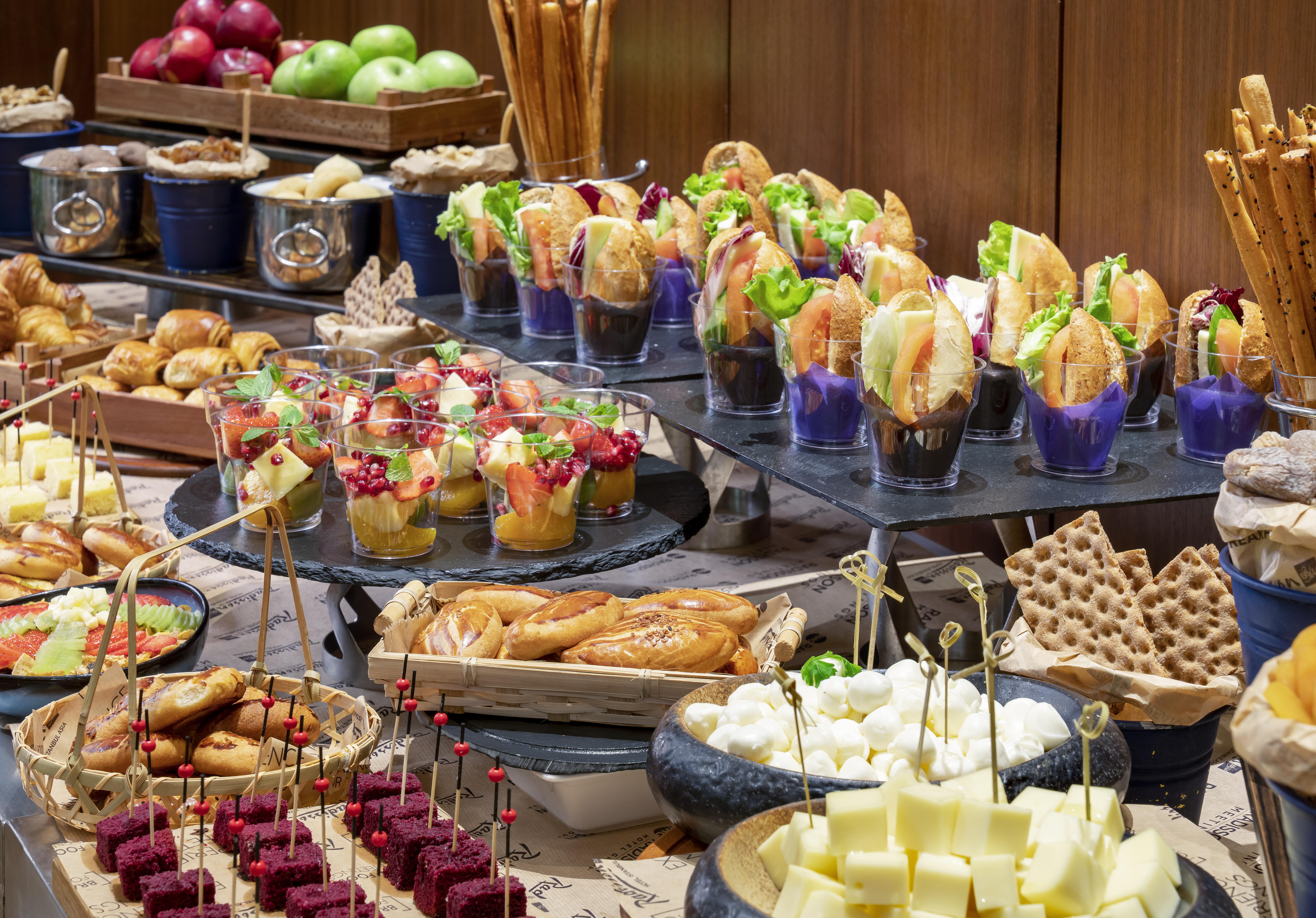 Radisson Blu Hotel Istanbul Asia Kültér fotó A buffet of tapas