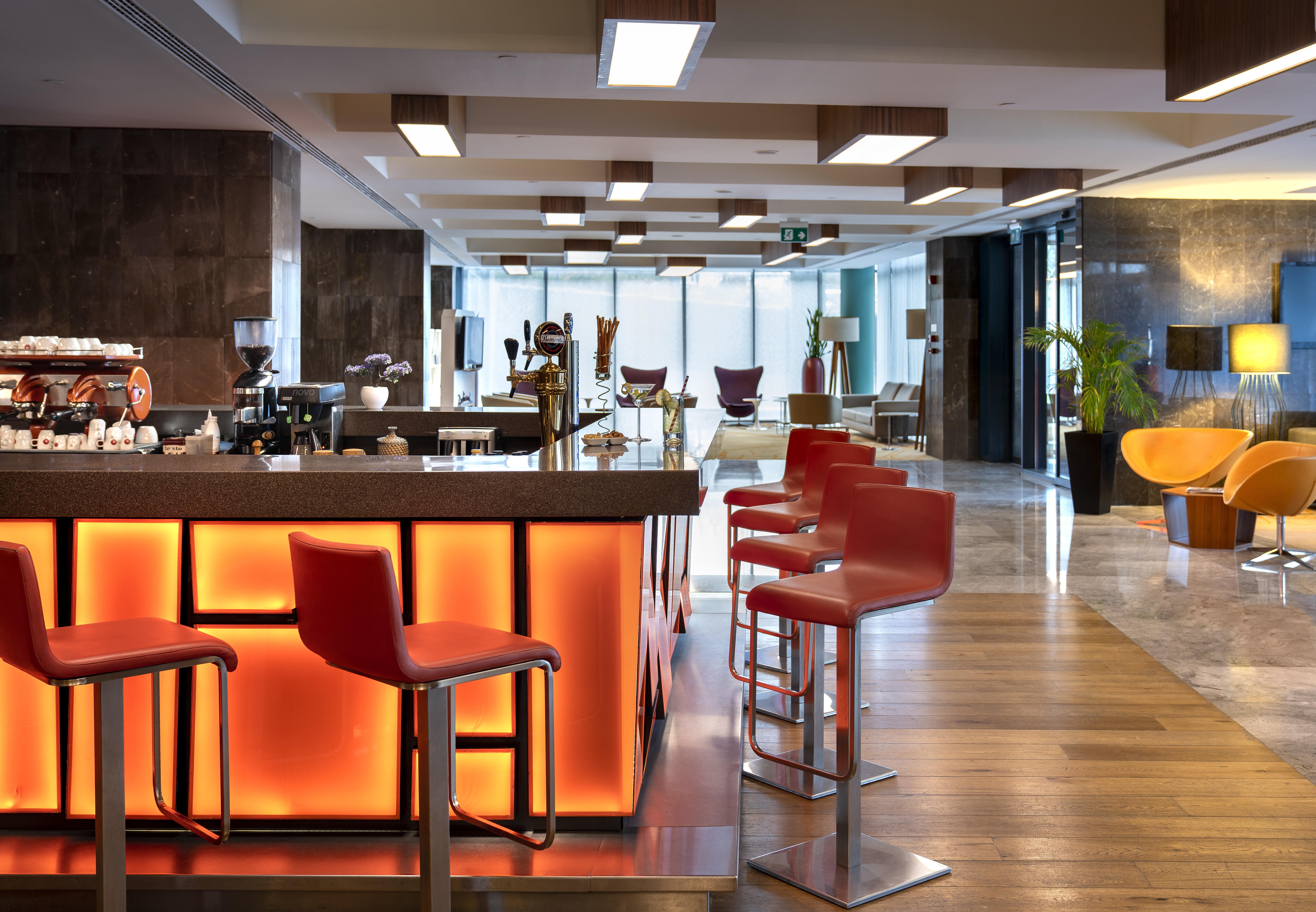 Radisson Blu Hotel Istanbul Asia Kültér fotó The lounge at London Heathrow Airport