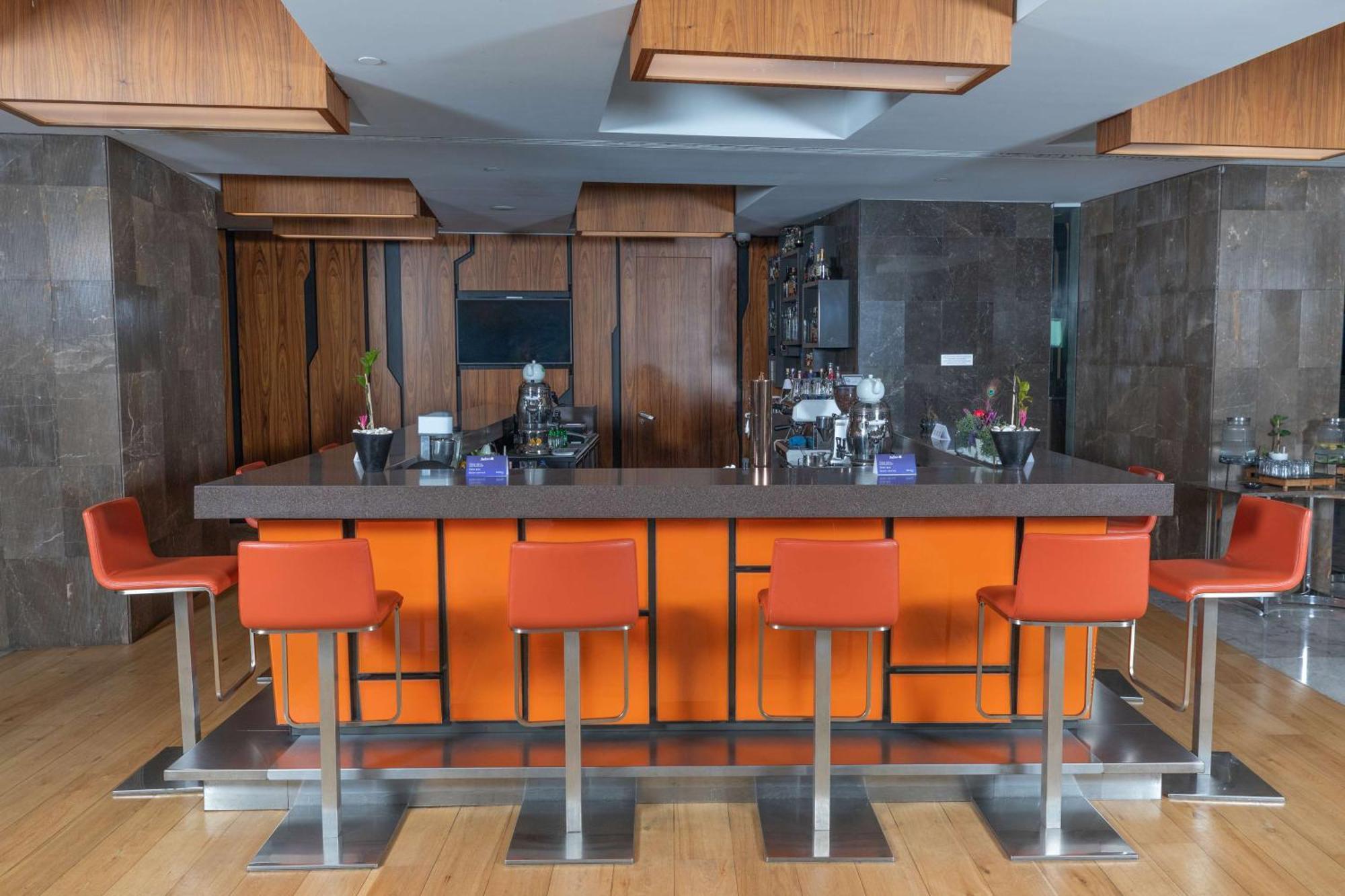 Radisson Blu Hotel Istanbul Asia Kültér fotó The bar at the 1000 Mile End