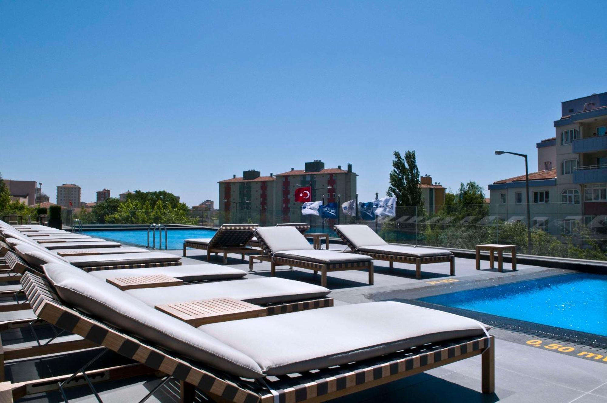 Radisson Blu Hotel Istanbul Asia Kültér fotó The swimming pool at the hotel